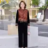 Moda Otoñal Nueva Estilo Chino Elegante Conjunto para Madre: Conjunto de Tres Piezas con Chaleco Bordado de Terciopelo Dorado para Mujeres de Mediana Edad y Mayores
