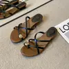 Chinelos confortáveis, sapatos de praia, frescos para os pés, estilo francês, de alta qualidade, estilosos, chinelos femininos para usar ao ar livre, novo modelo de verão, perfeitos para saias 2026