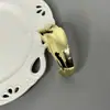 Pulsera abierta irregular curva brillante de lujo ligero de alta gama a la moda europea y americana, pulsera elegante y a la moda de estilo frío, moda