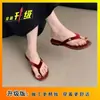 Chinelos de dedo para uso externo com sola baixa estilo Chanel para mulheres, sandálias de praia vermelhas retrô de dedo, novo modelo de verão 2026
