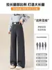 Calça de lã de cordeiro cáqui de perna larga para mulheres, novo estilo outono e inverno 2026, chenille macio e com caimento com adição de fleece, calça casual de perna reta