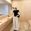 Moda de otoño, pantalones casuales suaves de color blanco roto de pierna ancha con bolsillos delanteros, pantalones fluidos hasta el suelo, pantalones de chándal rectos holgados y estilizados