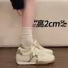 Zapatillas de entrenamiento alemanas blancas de cuero para mujer, nuevas zapatillas deportivas de suela blanda para el verano 2026, zapatillas casuales versátiles ligeras de corte bajo