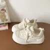 Sapatos brancos de sola grossa cor branco leitoso para meninas, fofos e originais, novo estilo outono 2026, mocassins estudantis de nicho, tênis esportivos versáteis