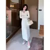 Nova coleção outono e inverno: um vestido de tricô floral suave, estilo duas peças com gola halter, para mulheres, versátil, elegante e que afina a silhueta