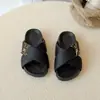 Chinelos de Verão para Meninas para Uso Externo 2025 Novos Sapatos Infantis Antiderrapantes Sandálias de Praia Casuais da Moda para Meninos