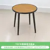 Conjunto Personalizado de Mesa e Quatro Cadeiras com Estrutura Simples de Liga de Alumínio Preta e Madeira Plástica na Cor Teak para Uso Externo em Cafés