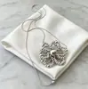 Moderna cadena para la clavícula con colgante de flor de perlas de alta gama, lujo ligero, elegante, estilo ins, diseño de nicho para mujer