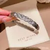 Pulseira Europeia e Americana Transfronteiriça com Fivela Padrão Zircônia Moda para o Dia a Dia Pulseira Retrô Toque de Luxo Leve Joia de Mão Exquisita para Mulheres