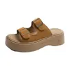 Sandalias de plataforma con cuña para mujer, modelo nuevo de verano 2026, sandalias versátiles para mujeres bajitas, pantuflas de mujer antideslizantes con suela blanda