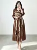 Vestido de cruce fronterizo europeo y americano Issey Miyake, corte A, ceñido a la cintura con cintas, adelgazante, con ribete de volantes, vestido elegante y con estilo