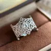 Anel Elegante de Flor Oca de Prata Exquisito para Mulheres Nicho Alto Padrão Luxo Leve Personalizado Anel para Dedo Indicador Versátil Produto Novo