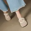 Novo Estilo de Verão 2025 Salto Grosso de 2,5cm Salto Baixo Estilo Férias Bico Fechado Slip-On Decoradas com Pérolas Estilo Fada Chinelos