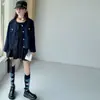Nova coleção de outono para meninas: uma peça de outer wear chique, estilo curto, combinada com uma saia plissada, criando um look versátil e fashion para a primavera e o outono