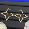 Brincos de Marca de Luxo Europeia e Americana Transfronteiriços, Nova Versão de Alta Qualidade com Letras do Logotipo, Brincos de Trevo de Quatro Folhas em Forma de Losango para Mulheres Atacado