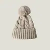 Gorro feminino de tricô para outono e inverno, com forro de fleece e padrão jacquard, adequado para atividades ao ar livre, versátil para o uso diário, casual e para o trajeto ao trabalho.