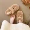 Estilo dulce y femenino, pantuflas mullidas con lazo para mujer, nueva colección otoño/invierno 2026, pantuflas de algodón de suela gruesa, cálidas y suaves para usar en exteriores