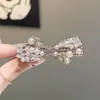 Elegante y Sofisticado Pasador para el Cabello con Pedrería, Perlas y un Diseño de Lazo para Mujer, Adecuado para Flequillos Laterales y Accesorios para el Cabello