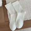 Calcetines Blanco Leche para Mujer, Calcetines de Media Pantorrilla con Patrón Trenzado en Relieve Tridimensional, Simples y Versátiles, Calcetines Ligeramente Compresivos de Estilo Holgado con Lazo