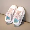 Tênis de Skate Unissex Infantil Biqueira Reforçada 2026 Primavera Outono Tênis de Skate Infantil Sapatos Brancos Solado Macio Tênis para Crianças Pequenas Tênis Esportivo para Meninos