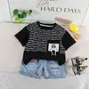 Roupas de Verão para Bebês e Crianças Pequenas 2026 Kidsren Conjunto de Duas Peças de Verão Fino com Estampa Completa de Letras Pequenas para Bebês Meninos e Meninas Desenho Animado Fofo