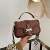Bolsa quadrada pequena de cores contrastantes retrô transfronteiriça com fivela, bolsa de mão com toque de alta qualidade, bolsa de ombro, design de nicho, bolsa transversal com alça larga