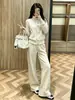 Conjunto esportivo casual estilo europeu para mulheres, novo modelo outono e inverno 2026, elegante moletom de gola alta soltinho e calça longa conjunto de duas peças, efeito emagrecedor