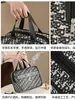 Bolsa de Armazenamento para Cosméticos, Estilo Pequeno e Elegante, Bolsa de Maquiagem Portátil para Mulheres, Alto Valor Estético, Grande Capacidade, Bolsa de Mão para Viagem