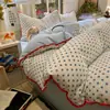 Conjunto de quatro peças de algodão puro com bolinhas, estilo ins fresco e simples, lençol de algodão puro, capa de edredom, roupa de cama para dormitório, classe A, amigável para bebês