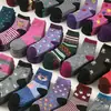 Varios Estilos de Calcetines Florales para Mujer, Calcetines de Media Pantorrilla para Mujeres Mayores, Gran Colección de Calcetines, Calcetines de Puesto Callejero, Un Yuan por Par, Venta al por Mayor Directamente del Fabricante