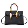 Bolsa de Mão Fashionável Estilo Coreano Simples Nova Outono para Mulheres, Bolsa de Ombro Único Transversal Texturizada de Nicho para Mulheres