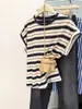 Camiseta feminina de verão 2025 com blocos de cor listrados, gola redonda, manga borboleta, estilo coreano solta, versátil, ombro reto, manga curta