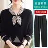 El atuendo de otoño de mamá: Top de punto con cuello en V y lazo, conjunto de camisas base finas elegantes y rejuvenecedoras para mujeres de mediana edad y mayores