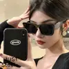 Nuevas Gafas de Sol Pequeñas Cuadradas con Montura Grande Europea y Americana que Muestran el Rostro para Mujer con Novedoso Diseño de Varilla de Rombo, Protección Solar Retro y de Alta Gama