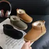 Botas de nieve para niños 2025 invierno nuevo estilo niños y niñas zapatos grandes de algodón suela plana cálidos superficie de cuero más algodón botas cortas