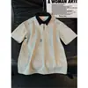 Camisa Polo Bordada de Bloques de Color Americano con Media Cremallera Manga Corta para Hombre Verano Diseño Falso de Dos Piezas Camiseta de Manga Corta con Hombro Caído