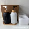 Frascos coloridos de álcool em gel, frascos dispensadores de loção e gel de banho para hotéis transfronteiriços, frascos de shampoo com listras verticais, frascos de vidro