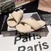 Sandálias Femininas Slip-On Abertas na Ponta com Tiras Cruzadas Trançadas 2026 Verão Planas Versáteis Confortáveis para Praia e Férias