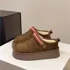 Botas de neve estilo outono e inverno de uso duplo chinelos de bico fechado chinelos de sola grossa para mulheres novos chinelos de algodão com pele aumento de altura inverno 2026 uso externo
