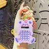 Urso de morango criativo calculadora chaveiro de carro feminino casal pingente de mochila chaveiro fofo pequeno presente atacado