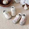 Zapatos de niña Forrest Gump 2026 primavera y otoño nuevos zapatos deportivos para niños, zapatos blancos ligeros para niñas pequeñas, zapatos de entrenamiento para bebés de suela suave