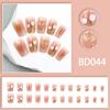 Uñas Portátiles de Otoño e Invierno a la Moda con Sencillo Bloque de Color, Degradado Rojo-Marrón Transparente como Hielo, y un Hermoso Aspecto de Piel Clara