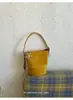 Bolso de retazos de gamuza exquisito y moderno de nicho para mujer, nuevo bolso cruzado versátil y bolso tipo cubo tote de moda 2026