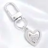 Lujo Ligero Chapado en Oro Full Diamante Charm Hebilla en Forma de D Colgante Hueco en Forma de Corazón Accesorios para Bolsos Llaves Fábrica Stock Mayorista