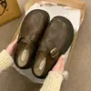 Sandálias femininas slip-on estilo Birkenstock, com solado grosso, forradas de fleece e em couro, perfeitas para usar ao ar livre, nova coleção outono/inverno 2026, chinelos de algodão fáceis de calçar