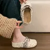 Chinelos femininos estilo Birkenstock com plataforma de bolinhas e sola grossa, para usar ao ar livre, novo modelo slip-on moderno 2026, bico fechado, meio chinelo