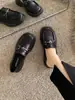 Sapatos femininos de couro estilo britânico, novo modelo de primavera 2026, mocassins pretos baixos, sapatos slip-on para uso casual diário