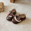 Zapatos Casuales Versátiles de Moda para Niñas 2026 Primavera/Verano Nuevos Zapatos de Princesa Calados de Punta Cerrada Planos de Suela Suave con Cordones