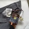 Bolso Pequeño Elegante de Alta Gama Transfronterizo para Mujer 2025 Nuevo Modelo Exquisito Bolso Cubo de Nicho Popular Bolso de Hombro Cruzado Simple