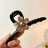Presilha de garra com flor rosa, simples e versátil, presilha de tubarão grande para a parte de trás da cabeça das mulheres, acessório para estilizar o cabelo